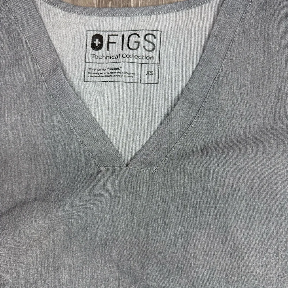Figs Heather Gray V-Neck Scrub‎ Top Size XS